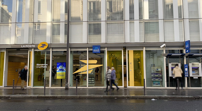 La Poste teste des cabines d’essayage dans ses bureaux de poste nouvelle génération