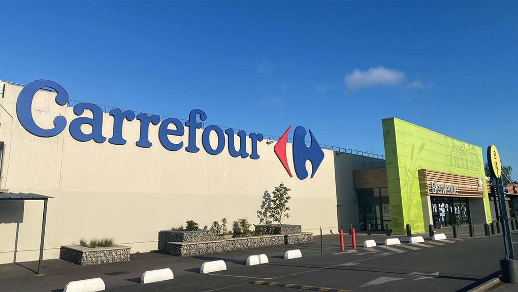 Dans un Carrefour, des personal shoppers aident les seniors à faire leurs courses