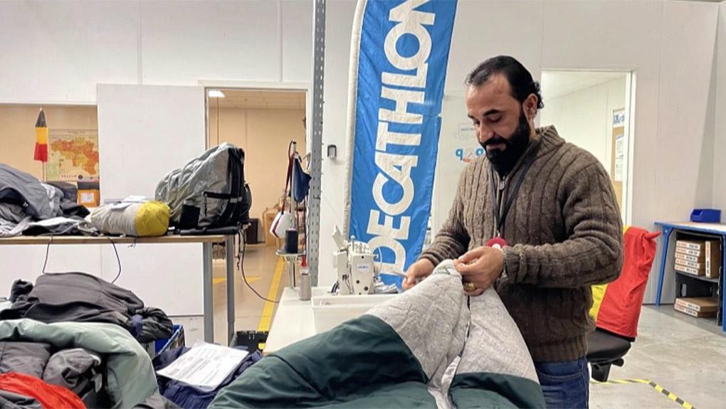 En Belgique, Decathlon répare les vêtements et les sacs de ses clients