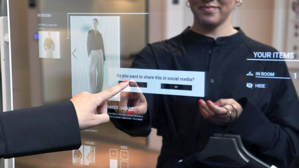 Cabines connectées et miroirs intelligents : H&M mise sur le shopping personnalisé