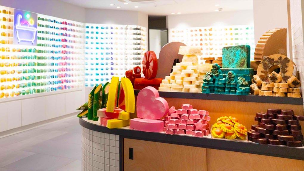 Lush ouvre un magasin où les produits n’ont ni emballage ni étiquette