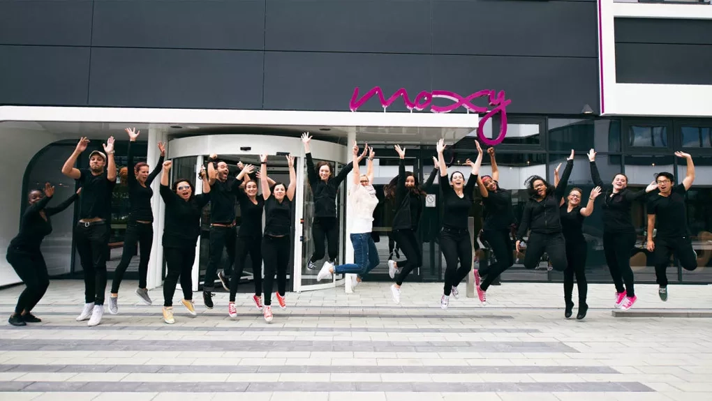 Les hôtels Moxy engagent des comédiens pour former leurs équipes