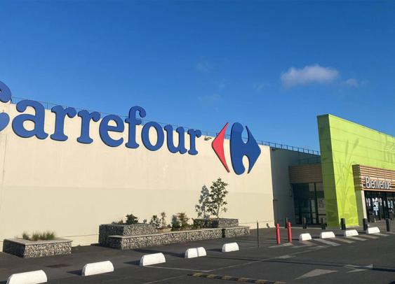 Dans un Carrefour, des personal shoppers aident les seniors à faire leurs courses