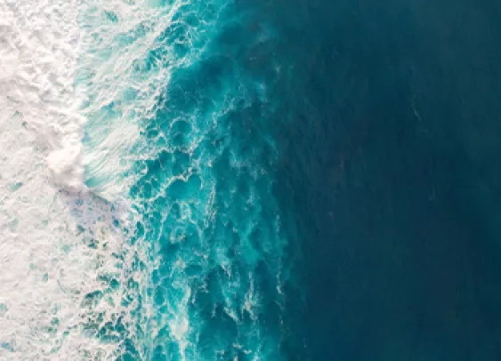 Vue aérienne des vagues de l'océan.