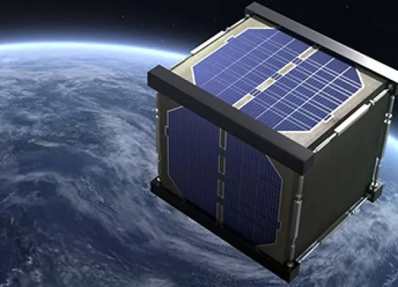 Satellite en bois en orbite autour de la Terre avec des panneaux solaires visibles