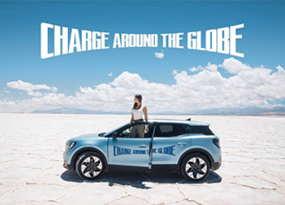 Publicité d'une voiture Ford avec en claim "Charge around the globe"