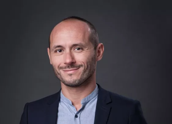 L’histoire de Maxime, le chatbot juridique d’Axa co-construit avec les utilisateurs