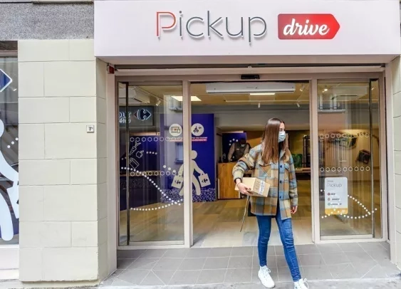 Carrefour et La Poste associent drive piéton et retrait de colis