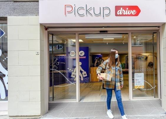 Carrefour et La Poste associent drive piéton et retrait de colis