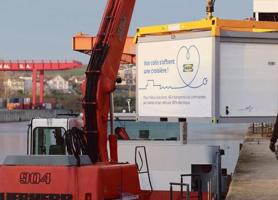 Ikea livre ses clients parisiens par bateau pour réduire son empreinte carbone