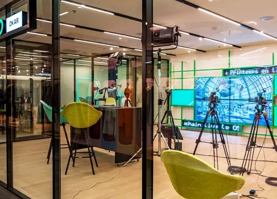 Le Printemps inaugure un espace dédié à la création de podcasts et au live shopping
