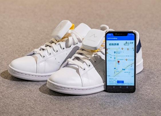 Ces chaussures GPS vibrent pour guider les malvoyants