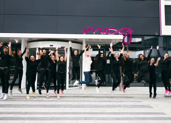 Les hôtels Moxy engagent des comédiens pour former leurs équipes